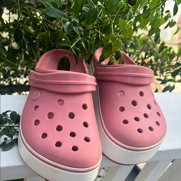 Women’s/Kids Pink Clogs Size 6-4 iconic CROCS Comfort clogs - Picture 10 of 15